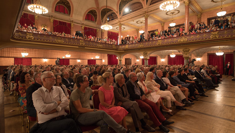 Members of the audience listening to the speakers at the dialogue on Happiness and Responsibility at Kongresshaus Stadthalle Heidelberg in Heidelberg, Germany on September 20, 2018. Photo by Manuel Bauer