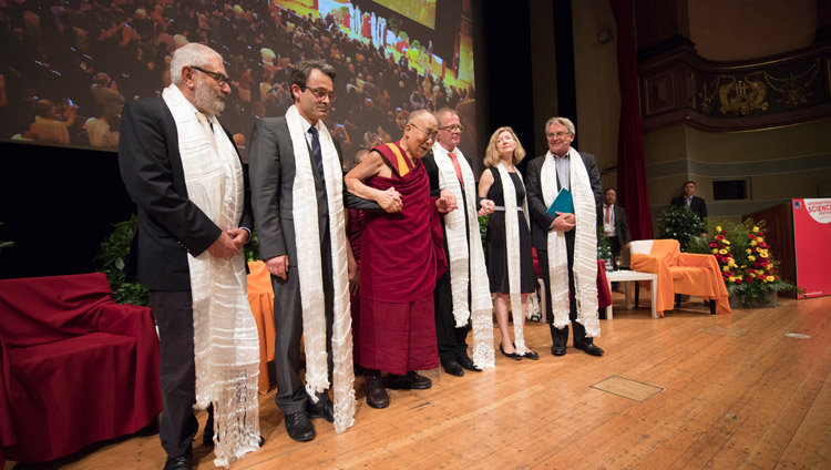 His Holiness the Dalai Lama and fellow panelists at the conclusion of the dialogue on Happiness and Responsibility at Kongresshaus Stadthalle Heidelberg in Heidelberg, Germany on September 20, 2018. Photo by Manuel Bauer