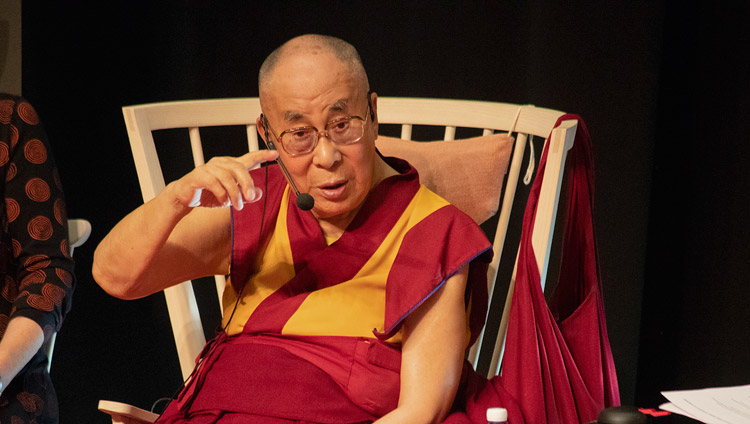 His Holiness the Dalai Lama addressing students at Malmö University in Malmö, Sweden on September 13, 2018. Photo by Erik Törner/IM