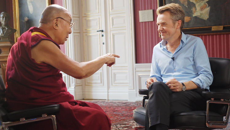 His Holiness the Dalai Lama talking with Scandinavian talk show host Fredrik Skavlan at Malmö City Hall in Malmö, Sweden on September 13, 2018. Photo by Jeremy Russell