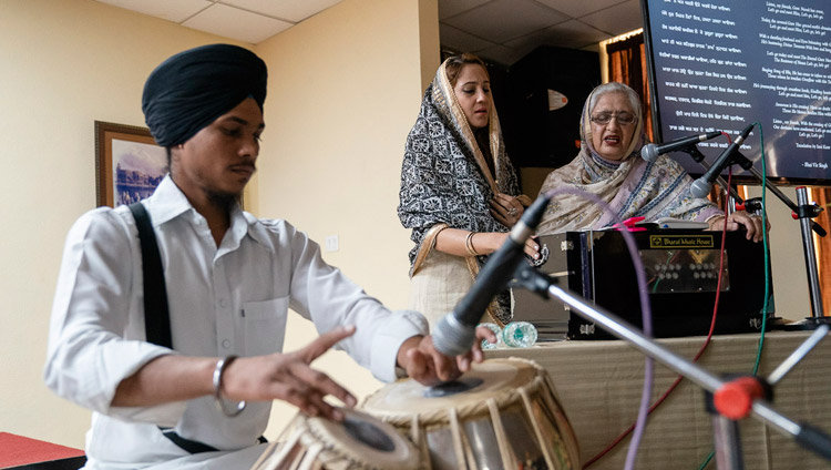 Sdn Taranjit Kaur singing a Praise to Guru Nanak to start the celebrations of Guru Nanak’s 550th Birth Anniversary in New Delhi, India on November 10, 2018. Photo by Tenzin Choejor