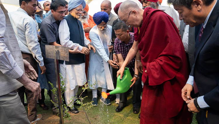His Holiness the Dalai Lama and Former Indian Prime Minister Dr Manmohan Singh planting a sapling on the grounds of Bhai Vir Singh Sahitya Sadan as part of celebrations of Guru Nanak’s 550th Birth Anniversary in New Delhi, India on November 10, 2018. Photo by Tenzin Choejor