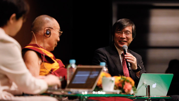 Japanese neuroscientist Dr Iriki Atsushi giving his presentation at the Dialogue between Modern Science and Buddhist Science in Yokohama, Japan on November 16, 2018. Photo by Tenzin Jigme