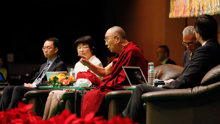 His Holiness the Dalai Lama commenting on the presentation by neuroscientist Dr Iriki Atsushi during the Modern Science and Buddhist Science in Yokohama, Japan on November 16, 2018. Photo by Tenzin Jigme