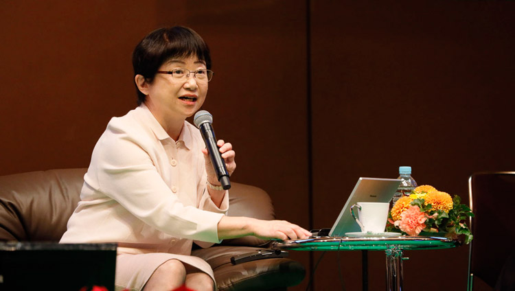 Psychologist Dr Yoshiko Sakiko of Kyoto University delivering her presentation on research into meditation at the Dialogue between Modern Science and Buddhist Science in Yokohama, Japan on November 16, 2018. Photo by Tenzin Jigme