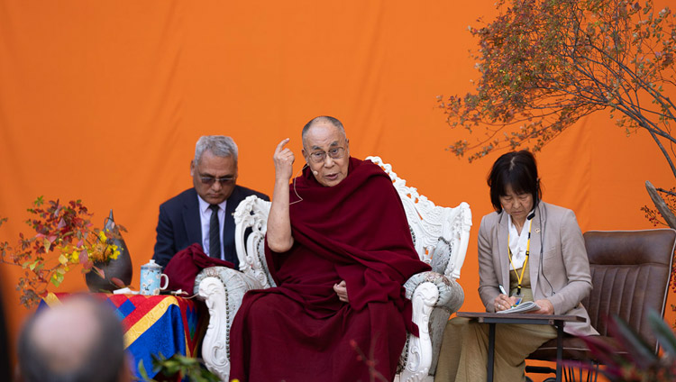 His Holiness the Dalai Lama addressing the crowd at the Hibiya Open-Air Concert Hall in Tokyo, Japan on November 17, 2018. Photo by Tenzin Choejor