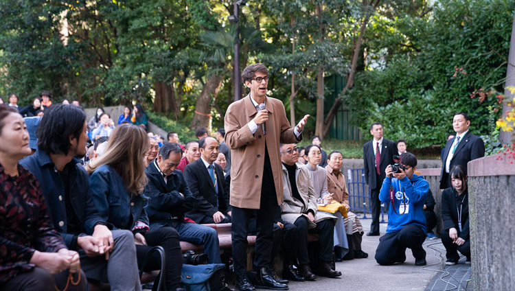 A member of the audience asking His Holiness the Dalai Lama a question during his public talk at the Hibiya Open-Air Concert Hall in Tokyo, Japan on November 17, 2018. Photo by Tenzin Choejor