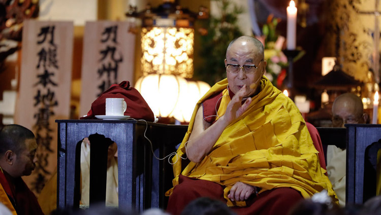 His Holiness the Dalai Lama addressing the audience at Tochoji Temple in Fuukuoka, Japan on November 22, 2018. Photo by Tenzin Jigme