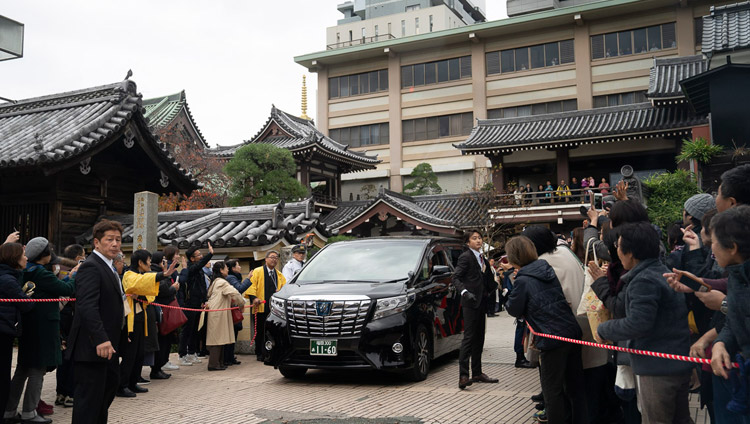 His Holiness the Dalai Lama's car leaving Tochoji Temple after his talk in Fuukuoka, Japan on November 22, 2018. Photo by Tenzin Choejor