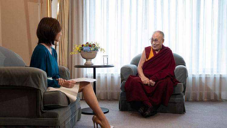 His Holiness the Dalai Lama and Rina Yamasawa of NHK during their interview in Yokohama, Japan on November 13, 2018. Photo by Tenzin Choejor His Holiness the Dalai Lama and Rina Yamasawa of NHK during their interview in Yokohama, Japan on November 13, 2018. Photo by Tenzin Choejor
