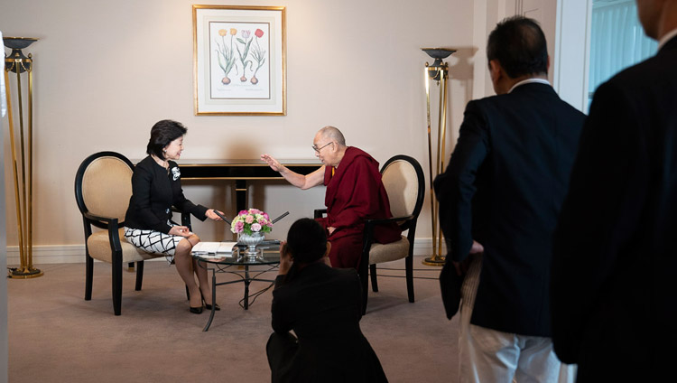 Ms Yoshiko Sakurai, president of the Japan Institute of National Fundamentals, interviewing His Holiness the Dalai Lama in Yokohama, Japan on November 13, 2018. Photo by Tenzin Choejor Ms Yoshiko Sakurai, president of the Japan Institute of National Fundamentals, interviewing His Holiness the Dalai Lama in Yokohama, Japan on November 13, 2018. Photo by Tenzin Choejor
