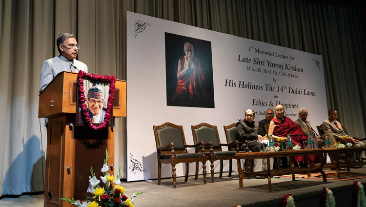 Yuvraj Krishan's son, Shrikant Krishan, welcoming His Holiness the Dalai Lama at the start of the 1st Yuvraj Krishan Memorial Lecture at Siri Fort Auditorium in New Delhi, India on December 8, 2018. Photo by Lobsang Tsering