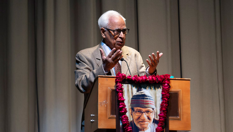 Mr NN Vohra, Former Governor of Jammu and Kashmir, relating his past experiences with His Holiness the Dalai Lama at the 1st Yuvraj Krishan Memorial Lecture at Siri Fort Auditorium in New Delhi, India on December 8, 2018. Photo by Lobsang Tsering