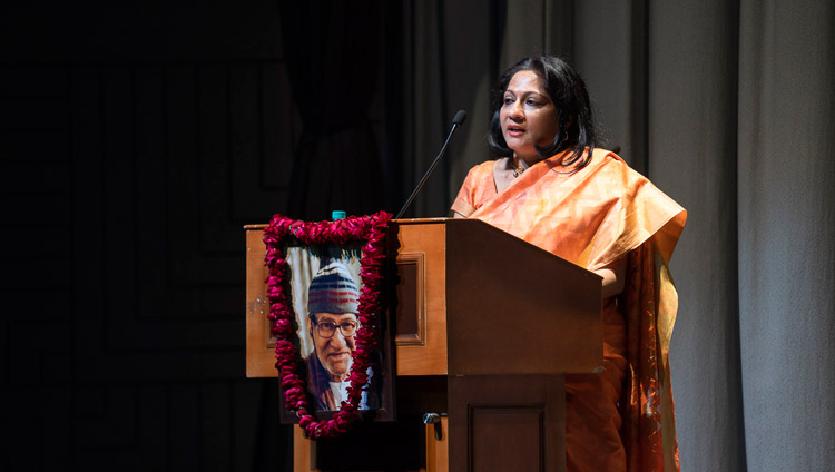 Yuvraj Krishan's daughter, Giriraj Krishan Varma, thanking His Holiness the Dalai Lama and other special guests at the conclusion of the 1st Yuvraj Krishan Memorial Lecture at Siri Fort Auditorium in New Delhi, India on December 8, 2018. Photo by Lobsang Tsering