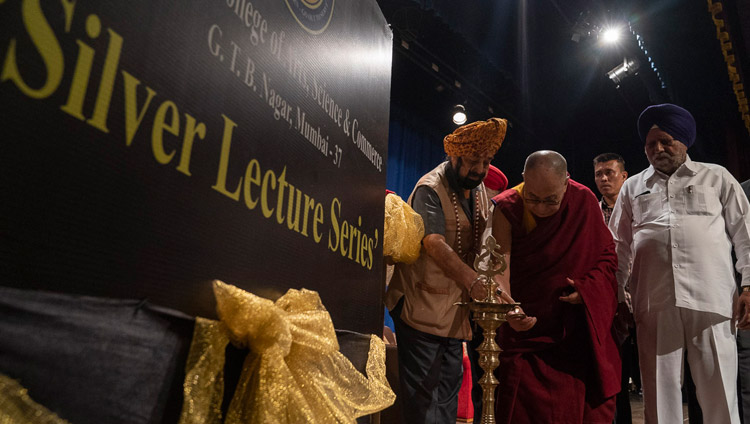 His Holiness the Dalai Lama joins in lighting a lamp to open the program at Guru Nanak College of Arts, Science & Commerce in Mumbai, India on December 13, 2018. Photo by Lobsang Tsering