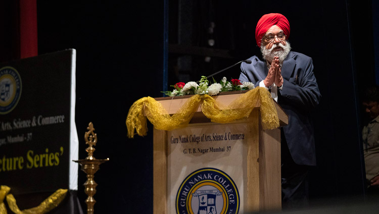 Sadar Manjit Singh on behalf of the College management welcoming His Holiness the Dalai Lama to Guru Nanak College in Mumbai, India on December 13, 2018. Photo by Lobsang Tsering