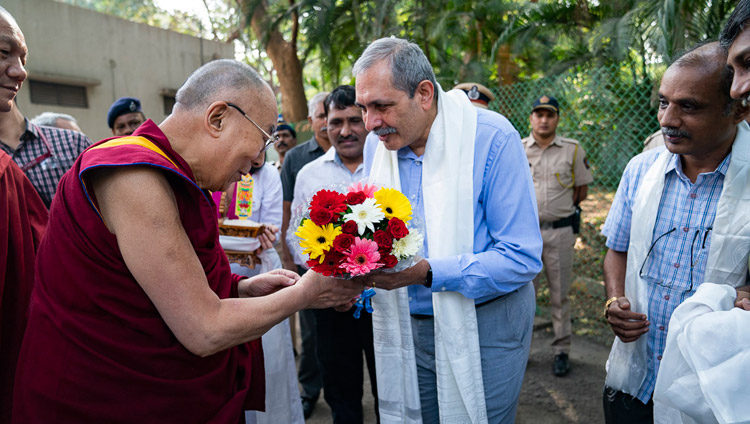 Director Prof Devang Vipin Khakhar welcoming His Holiness the Dalai Lama on his arrival at the Indian Institute of Technology Bombay in Mumbai, India on December 14, 2018. Photo by Lobsang Tsering