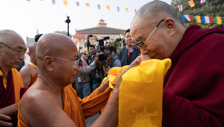 Abbot Dr Phra Bhodhinandhamunee welcoming His Holiness the Dalai Lama on his arrival at Watpa Buddhagaya in Bodhgaya, Bihar, India on December 22, 2018. Photo by Lobsang Tsering