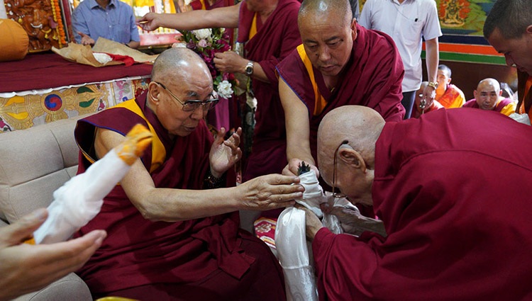 The Abbot of Ön Ngari Monastery, Gomang Khensur Lobsang Samten, making traditional offerings to His Holiness the Dalai Lama during welcoming ceremonies at the monastery in Manali, HP, India on August 10, 2019. Photo by Lobsang Tsering