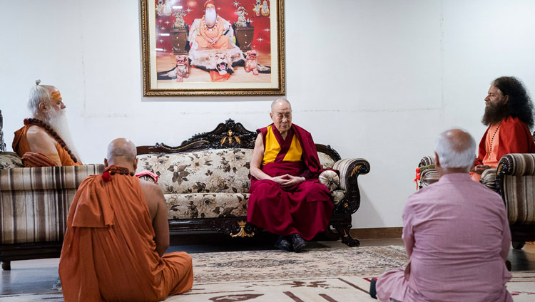 His Holiness the Dalai Lama joining Swami Karshni Gurusharanandaji Maharaj, Swami Chidanand Saraswati and other members of the ashram in meditation on the morning of the second day of his visit to Shri Udasin Karshni Ashram in Mathura, UP, India on September 23, 2019. Photo by Tenzin Choejor