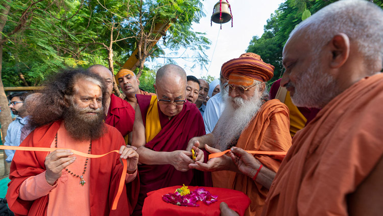 His Holiness the Dalai Lama inaugurating the gate to the Buddha garden at Sri Udasin Karshni Ashram in Mathura, UP, India on September 23, 2019. Photo by Tenzin Choejor