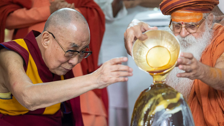 His Holiness the Dalai Lama joining Swami Karshni Gurusharanandaji Maharaj in performing a Rudra Abhishek offering to the Shivling at Sri Udasin Karshni Ashram in Mathura, UP, India on September 23, 2019. Photo by Tenzin Choejor