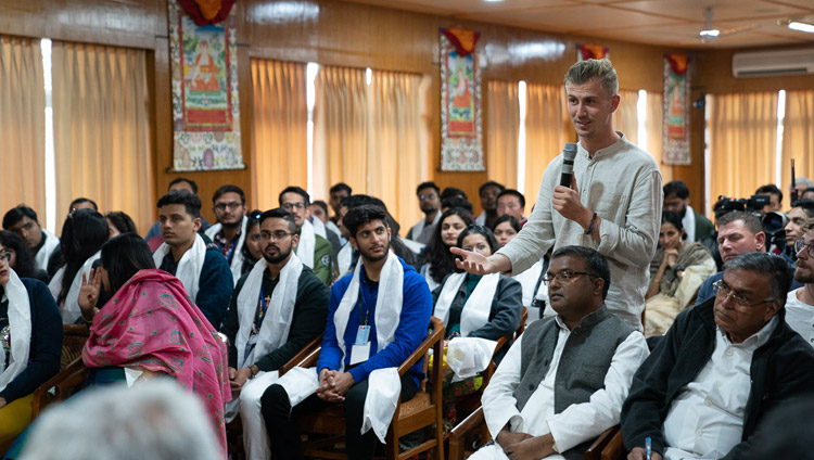 A member of the audience asking His Holiness the Dalai Lama a question during his meeting with Indian Buddhists and students of mass communication at his residence in Dharamsala, HP, India on November 15, 2019. Photo by Tenzin Choejor