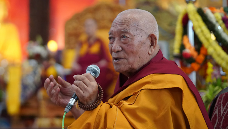 Geshé Yeshi Thapkay summarizing the presentations at the Symposium on Aryadeva’s ‘400 Verses on the Middle Way’ at the Drepung Loseling Assembly Hall in Mundgod, Karnataka, India on December 17, 2019. Photo by Lobsang Tsering