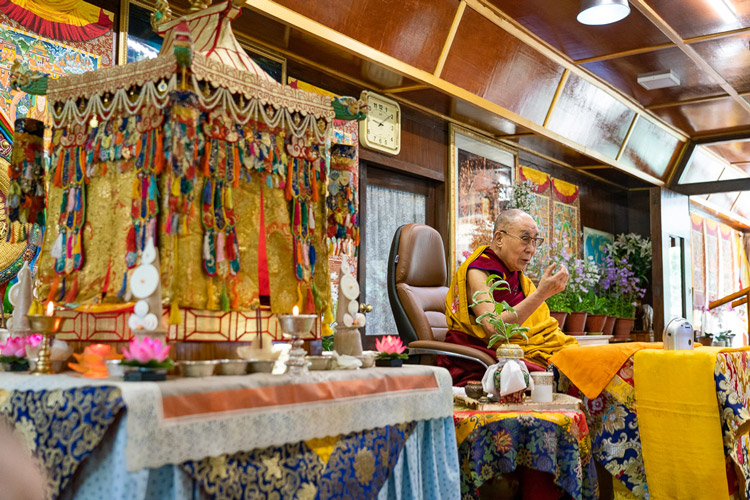 His Holiness the Dalai Lama explaining the situation at the start of the preliminaries for and Avolokiteshvara Empowerment at his residence in Dharamsala, HP, India on May 29, 2020. Photo by Ven Tenzin Jamphel