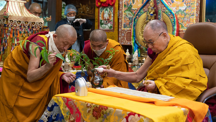 Su Santidad el Dalái Lama realizando los rituales preparatorios para un empoderamiento de Avalokiteshvara en su residencia de Dharamsala, HP, India, el 30 de mayo de 2020. Foto de Ven Tenzin Jamphel