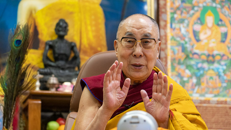 Su Santidad el Dalái Lama hablando en directo a una audiencia mundial durante la ceremonia de empoderamiento de Avalokiteshvara en su residencia de Dharamsala, HP, India, el 30 de mayo de 2020. Foto de Ven Tenzin Jamphel