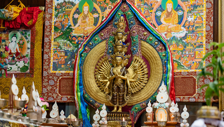 Estatua de un Avalokiteshvara de 1000 brazos sobre la mesa detrás de Su Santidad el Dalái Lama durante el empoderamiento de Avalokiteshvara en su residencia en Dharamsala, HP, India el 30 de mayo de 2020. Foto de Ven Tenzin Jamphel