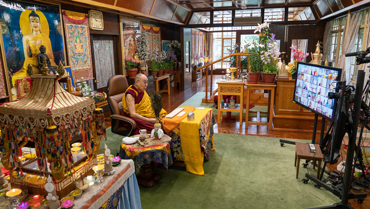 Su Santidad el Dalái Lama hablando ante una audiencia virtual mundial durante el empoderamiento de Avalokiteshvara en su residencia de Dharamsala, HP, India, el 30 de mayo de 2020. Foto de Ven Tenzin Jamphel