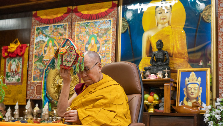 Su Santidad el Dalái Lama llevando a cabo rituales mientras otorga el empoderamiento de Avalokiteshvara en su residencia de Dharamsala, HP, India, el 30 de mayo de 2020. Foto de Ven Tenzin Jamphel