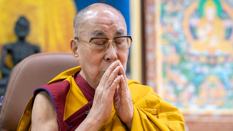 Su Santidad el Dalái Lama concluyendo la sesión con oraciones auspiciosas en su residencia en Dharamsala, HP, India, el 5 de junio de 2020. Foto de Ven Tenzin Jamphel