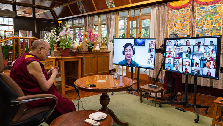 La Sra. Weenee Ng, del Centro Budista Tibetano de Singapur, dando la bienvenida a Su Santidad el Dalái Lama al inicio del diálogo con los jóvenes del sudeste asiático en su residencia de Dharamsala, HP, India, el 7 de junio de 2020. Foto de Ven Tenzin Jamphel