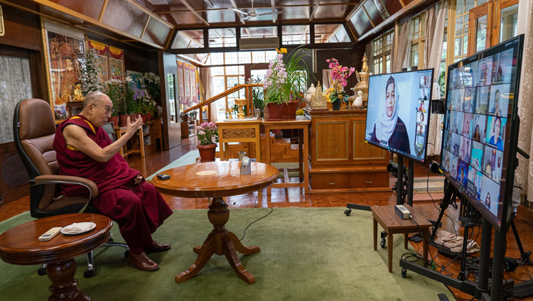 Su Santidad el Dalái Lama respondiendo a una pregunta de una de las participantes durante su diálogo por videoconferencia con jóvenes del Asia sudoriental desde su residencia en Dharamsala, HP, India, el 7 de junio de 2020. Foto de Ven Tenzin Jamphel