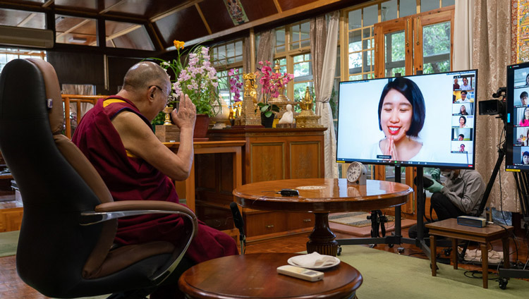 Su Santidad el Dalái Lama saluda a una de las participantes antes de que ella formule su pregunta durante su diálogo por videoconferencia con jóvenes del Asia sudoriental desde su residencia en Dharamsala, HP, India, el 7 de junio de 2020. Foto de Ven Tenzin Jamphel