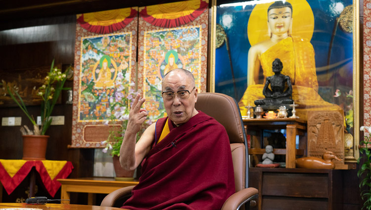 Su Santidad el Dalái Lama hablando a jóvenes del Asia sudoriental por videoconferencia transmitida en directo a todo el mundo desde su residencia en Dharamsala, HP, India, el 7 de junio de 2020. Foto de Ven Tenzin Jamphel