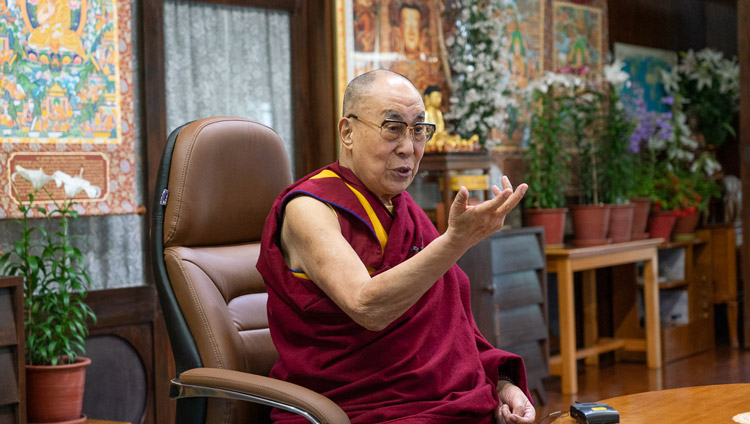 Su Santidad el Dalái Lama respondiendo a las preguntas de los participantes durante su diálogo por videoconferencia con jóvenes del Asia sudoriental desde su residencia en Dharamsala, HP, India, el 7 de junio de 2020. Foto de Ven Tenzin Jamphel