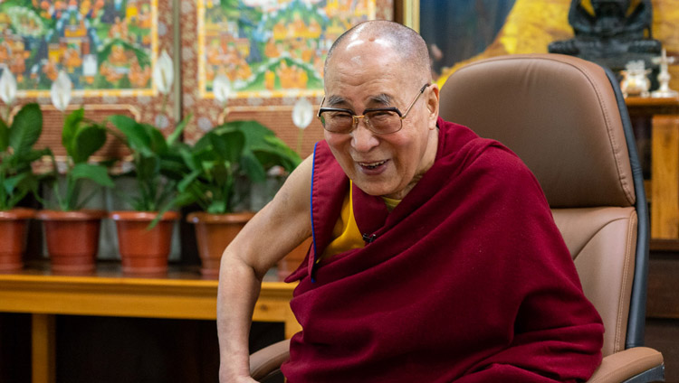 Su Santidad el Dalái Lama disfrutando de un momento divertido durante su conversación con Pico Iyer por videoconferencia desde su residencia en Dharamsala, HP, India, el 17 de junio de 2020. Foto de Ven Tenzin Jamphel