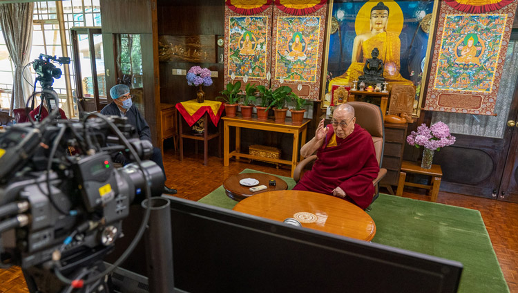 Su Santidad el Dalái Lama hablando con Pico Iyer durante su conversación por videoconferencia organizada por el Festival de Literatura de Jaipur (JLF) desde su residencia en Dharamsala, HP, India, el 17 de junio de 2020. Foto de Ven Tenzin Jamphel