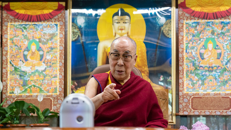 Su Santidad el Dalái Lama hace un gesto mientras habla con Pico Iyer por videoconferencia desde su residencia en Dharamsala, HP, India, el 17 de junio de 2020. Foto de Ven Tenzin Jamphel