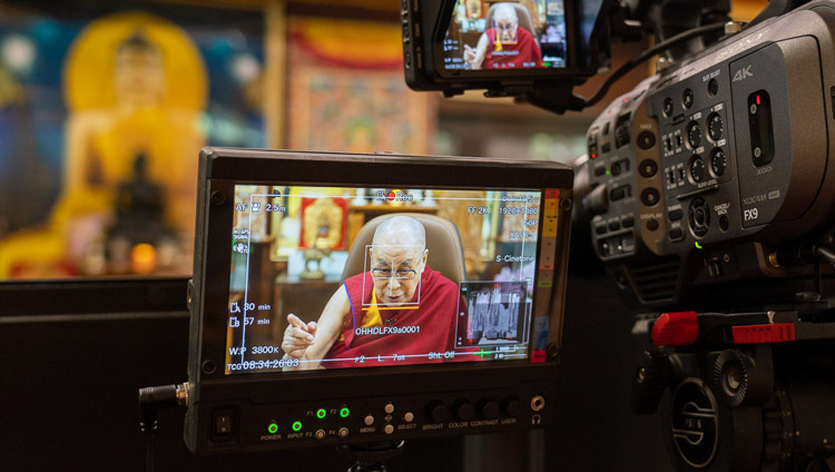 Vista de la cámara de Su Santidad el Dalái Lama hablando con Pico Iyer por videoconferencia desde su residencia en Dharamsala, HP, India, el 17 de junio de 2020. Foto de Ven Tenzin Jamphel