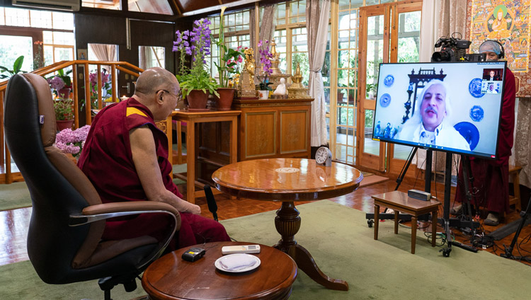 Sanjoy Roy del Festival de Literatura de Jaipur (JLF) presentando el programa con Su Santidad el Dalái Lama por videoconferencia desde su residencia en Dharamsala, HP, India el 17 de junio de 2020. Foto de Ven Tenzin Jamphel