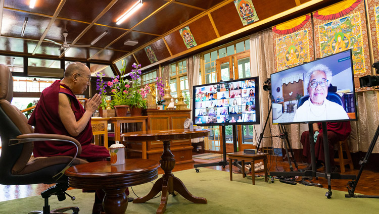 La moderadora de la Conversación sobre Mente y Vida Carolyn Jacobs, Decana Emérita de la Escuela de Trabajo Social del Smith College, haciendo una pregunta a Su Santidad el Dalái Lama por videoconferencia en su residencia en Dahramsala, HP, India, el 20 de junio de 2020. Foto de Tenzin Phuntsok