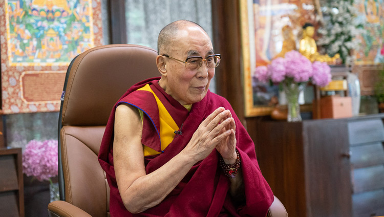 Su Santidad el Dalái Lama expresando su gratitud al concluir la «Conversación sobre la Mente y la Vida: Resiliencia, Compasión y Ciencia para la Curación Hoy» por videoconferencia desde su residencia en Dharamsala, HP, India el 20 de junio de 2020. Foto de Ven Tenzin Jamphel