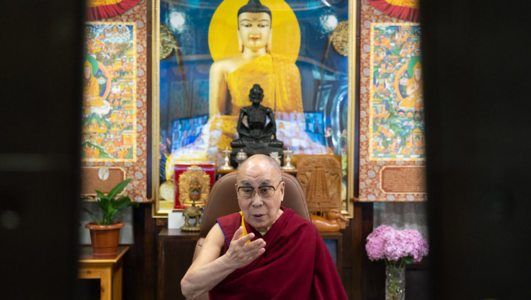 Su Santidad el Dalái Lama dirigiéndose a los estudiantes de la Universidad de Amity por videoconferencia desde su residencia en Dharamsala, HP, India, el 26 de junio de 2020. Foto de Ven Tenzin Jamphel