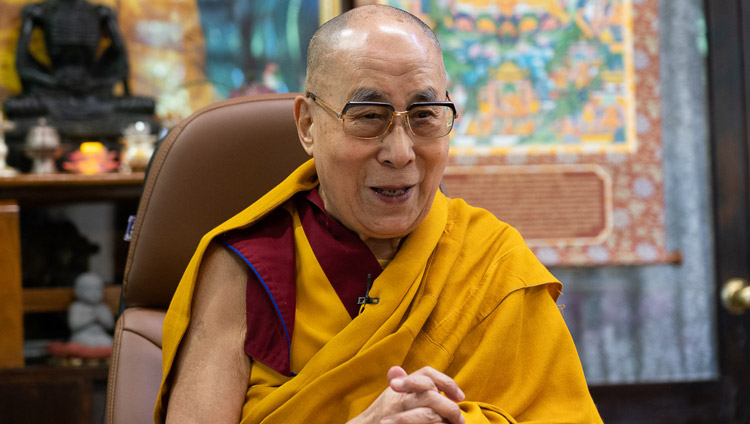 Su Santidad el Dalái Lama saludando a la audiencia de Taiwán reunida para celebrar su 85º cumpleaños por videoconferencia al inicio de su breve enseñanza sobre el Entrenamiento Mental desde su residencia en Dharamsala, HP, India, el 5 de julio de 2020. Foto de Ven Tenzin Jamphel