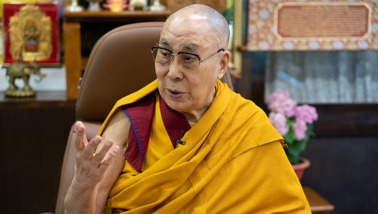 Su Santidad el Dalái Lama dando una breve enseñanza sobre el entrenamiento mental a un grupo de Taiwán reunido para celebrar su 85º cumpleaños por enlace de vídeo desde su residencia en Dharamsala, HP, India, el 5 de julio de 2020. Foto de Ven Tenzin Jamphel